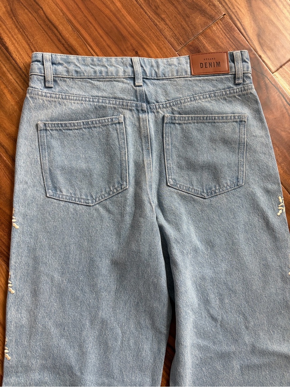 Sézane VALENTIN TROUSERS - SÉZANE X SEA NY DENIM BLUE WITH CREAM EMBROIDERY - Picture 8 of 11